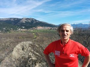A la llegada a la silla de Felipe II, jueves santo, día 2 de abril de 2015, como preparación para la media maratón del día 26 en Madrid. Al fondo San Lorenzo de El Escorial