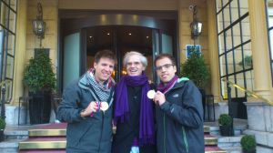 Terminada la "Behobia" en la puerta del Hotel con las medallas conseguidas